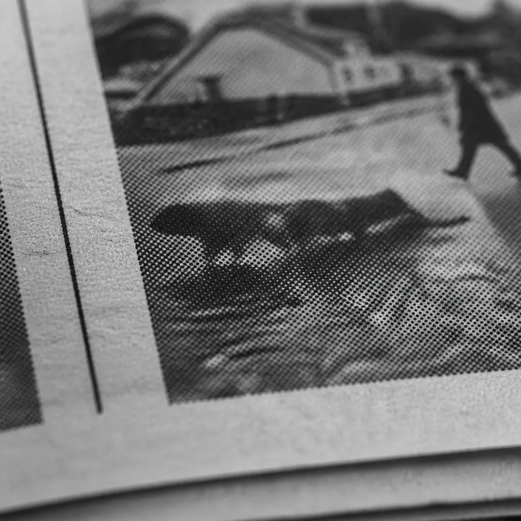 Närbild på en trycksvärtad tidningssida